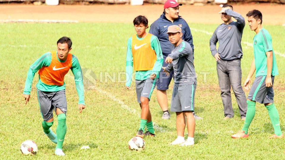 Hansamu Yama (kiri) dan Adam Alis (tengah) mendapat arahan dari pelatih Aji Santoso pada latihan Timnas U-22 di Stadion Soemantri Brojonegoro, Jakarta, Sabtu (21/03/15). Aji Santoso menegaskan tidak ada lawan ringan di grup H. Copyright: &copy; Herry Ibrahim/INDOSPORT